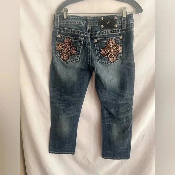 Miss Me Boyfriend Capri Jeans - Picture 2 of 6